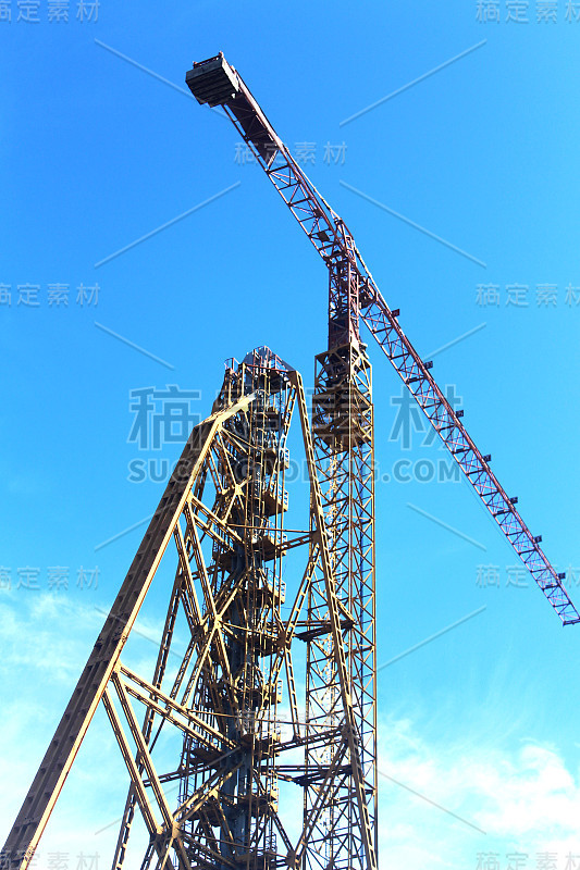 天空背景上有起重机的建筑工地
