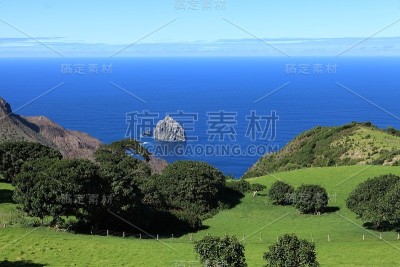 在圣赫勒拿的博特利岛上看到的斯佩里岛岩石