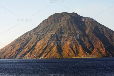 美丽的火山岛与绿色植被在地中海晴朗的日子