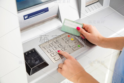 女人使用现代ATM机-现金提取。