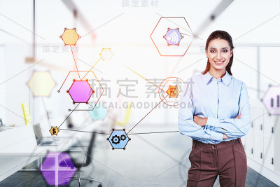 微笑的女人在办公室，业务界面