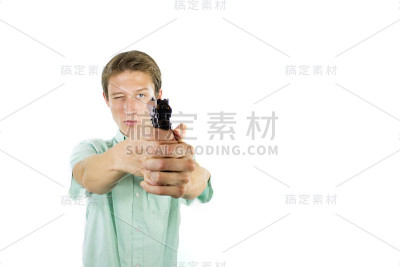 那孩子拿枪指着自己