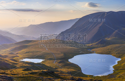 风景优美，晨光在山中