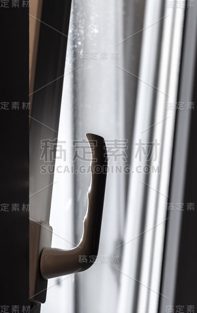 半开的窗户