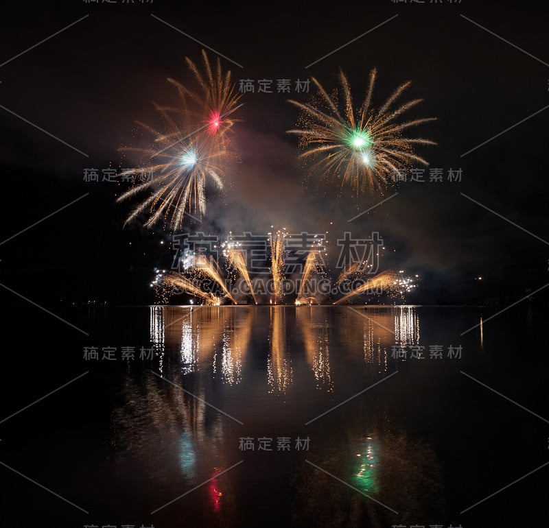 五彩缤纷的烟花映在湖面上。