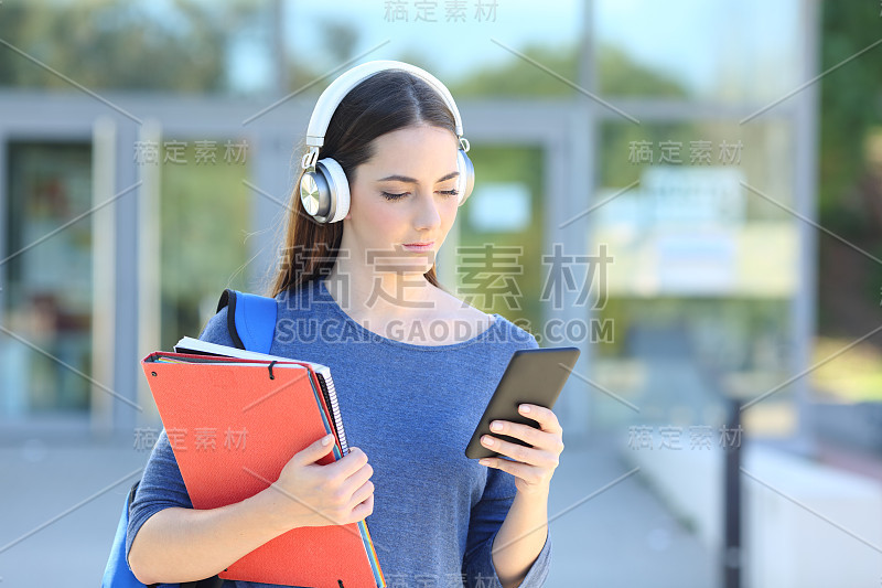 女学生戴着耳机在手机上播放音乐