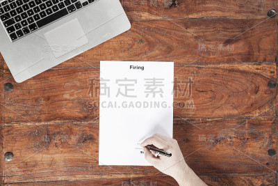商人正在签署文件