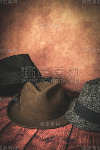 衣服和时尚饰品放在木桌上