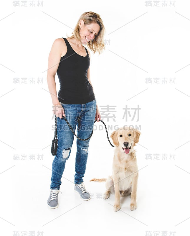 漂亮的女人和她美丽的金毛猎犬在白色的背景