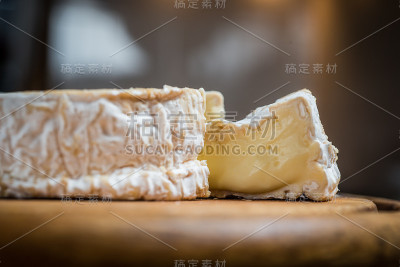 靠近一片卡门贝尔奶酪