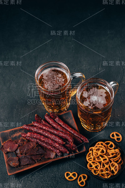 淡啤酒和各种肉类熟食