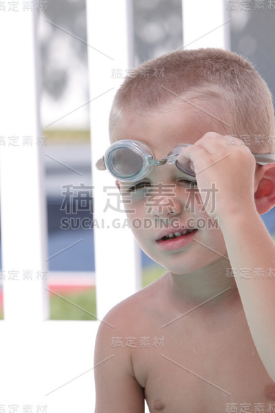 戴着护目镜的小男孩