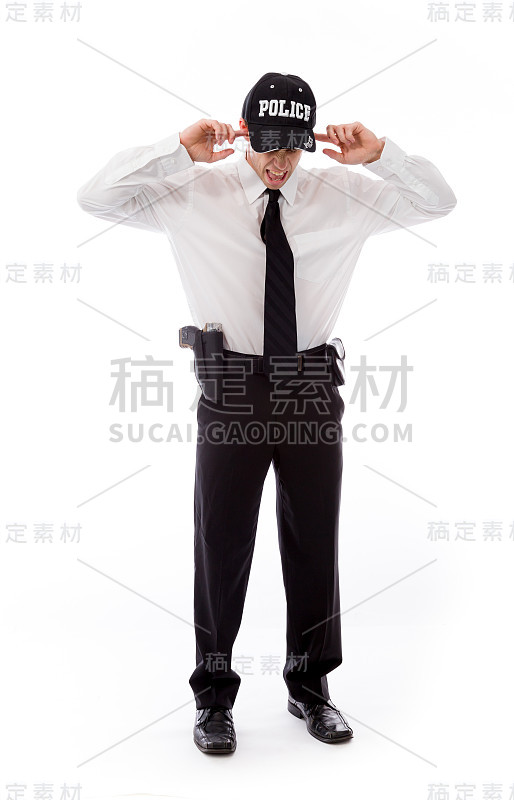 模型孤立在普通背景下用手指堵住耳朵