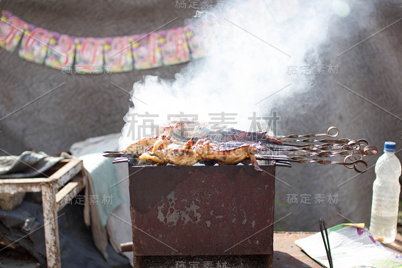 烤架上的烤肉串