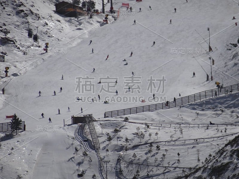 在西班牙格拉纳达的内华达滑雪的人们