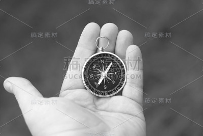自然背景下的经典指南针