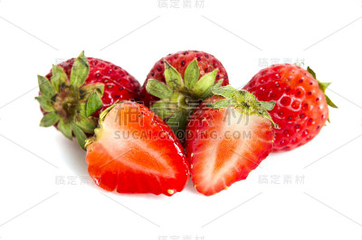 一组红色成熟的草莓果实孤立在白色上
