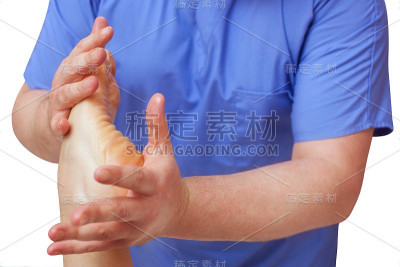 足科医生对病人的脚部进行检查和按摩