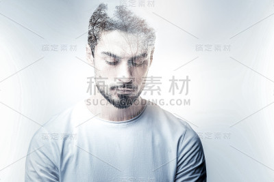 沉思的年轻人低下了头