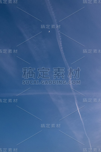 新月穿过飞机的航迹