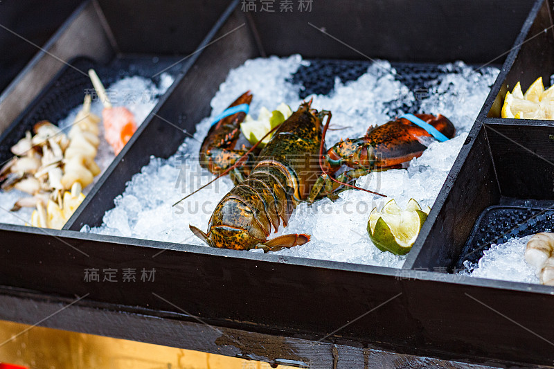 街头美食节柜台上的龙虾