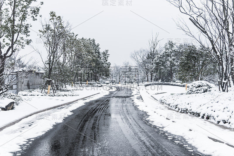 空旷的路，白雪覆盖