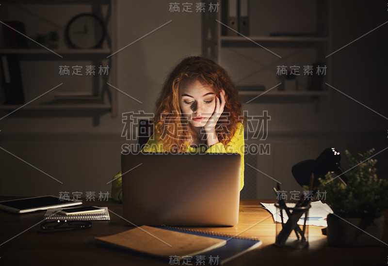 自由职业者在家用笔记本电脑工作到深夜