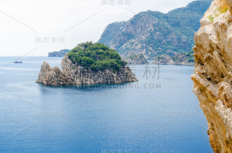 荒岛在大海和岩石的夏季全景休息在海湾的背景山蓝色平静的心情在度假的野生自然