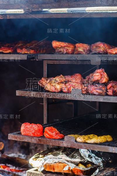 在街头美食节的大型烧烤烧烤肉类和蔬菜