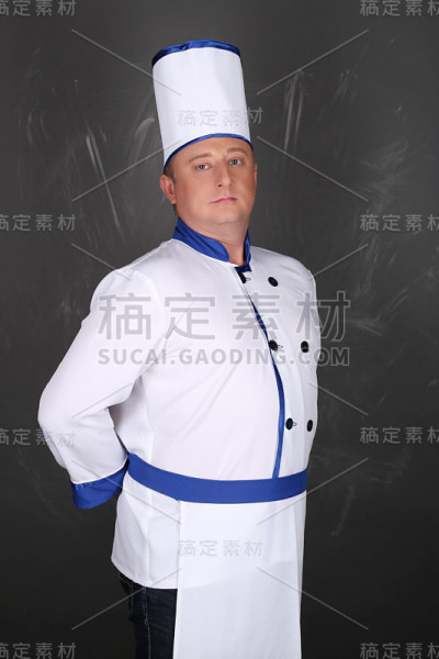 一个穿着工作服的帅气厨师的肖像