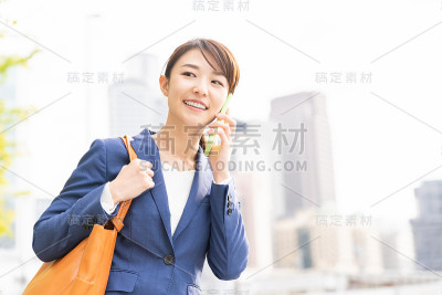 在电话中交谈的亚洲妇女