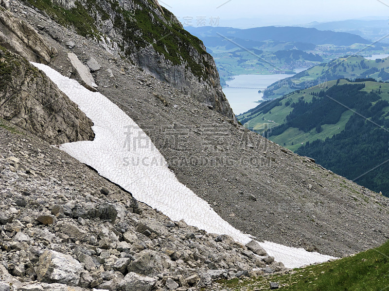 瑞士施维茨州内塔尔的瓦格塔勒尔湖(Waegitalersee)或瓦格塔勒尔山谷和山上的瓦格塔勒尔湖(