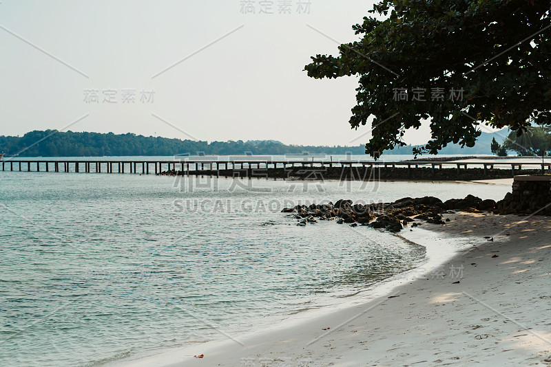 泰国的木码头。夏季，旅游，假期和假日概念