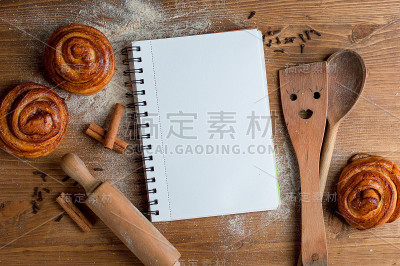 用木勺、平底锅和抹刀打开食谱