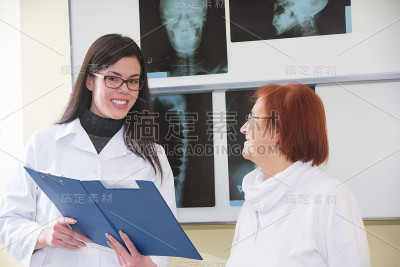 医生与病人交谈