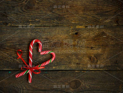 木制背景上的心形拐杖糖