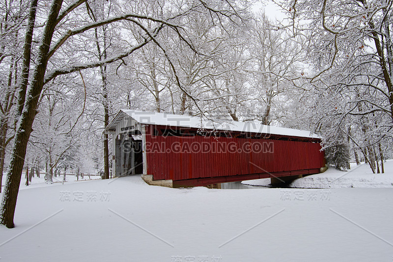 白雪覆盖的桥在印第安纳州霍华德县