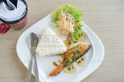 烤三文鱼酱油和米饭，俯视图。