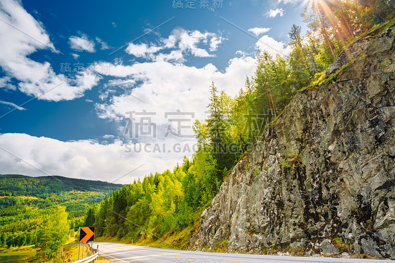 挪威的一条空旷的、蜿蜒的沥青乡村公路