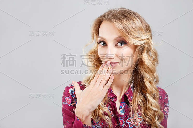 年轻的金发女人捂着嘴