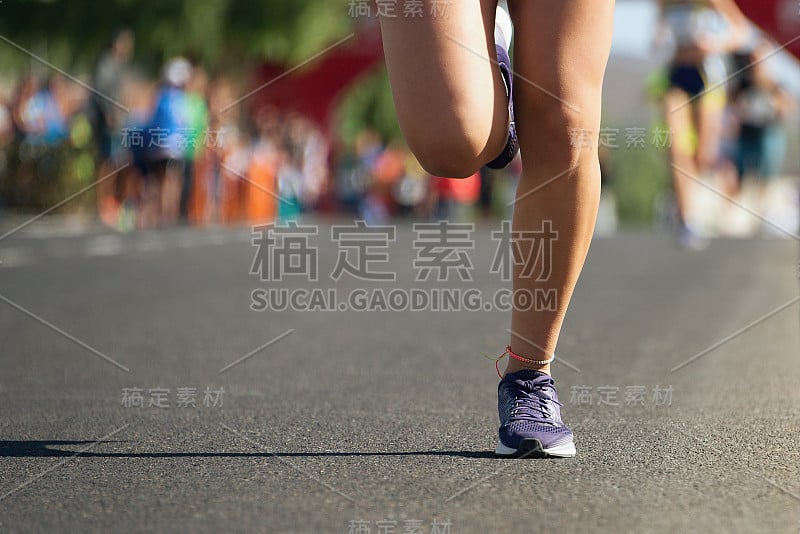 马拉松运动员在城市道路上奔跑