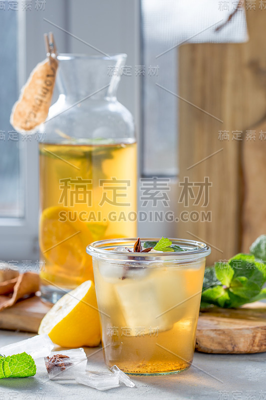 康普茶或苹果酒发酵饮料在瓶中。灌木丛生的益生菌饮料