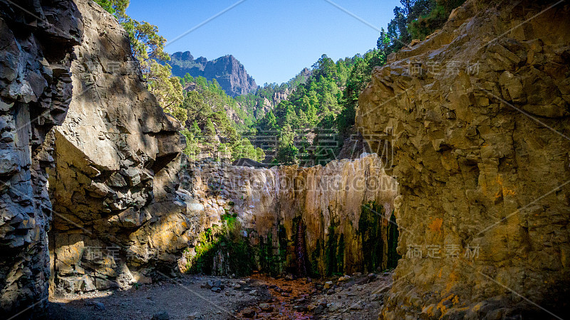 塔布里恩特火山口国家公园的彩色瀑布