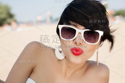 阳光明媚的海滩