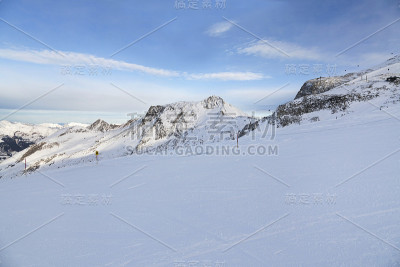 在Ziilertal阿尔卑斯山有平底船、滑雪道和滑雪道的内陆冰川。奥地利