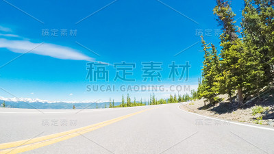 行驶在山