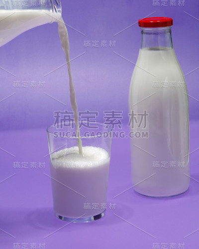 一瓶牛奶，奶牛。