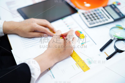 建筑师或工程师工作项目会计与图表与工具在办公室，施工会计概念。