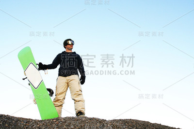 滑雪板与绿色滑雪板