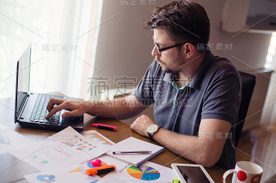 年轻商人在家工作
